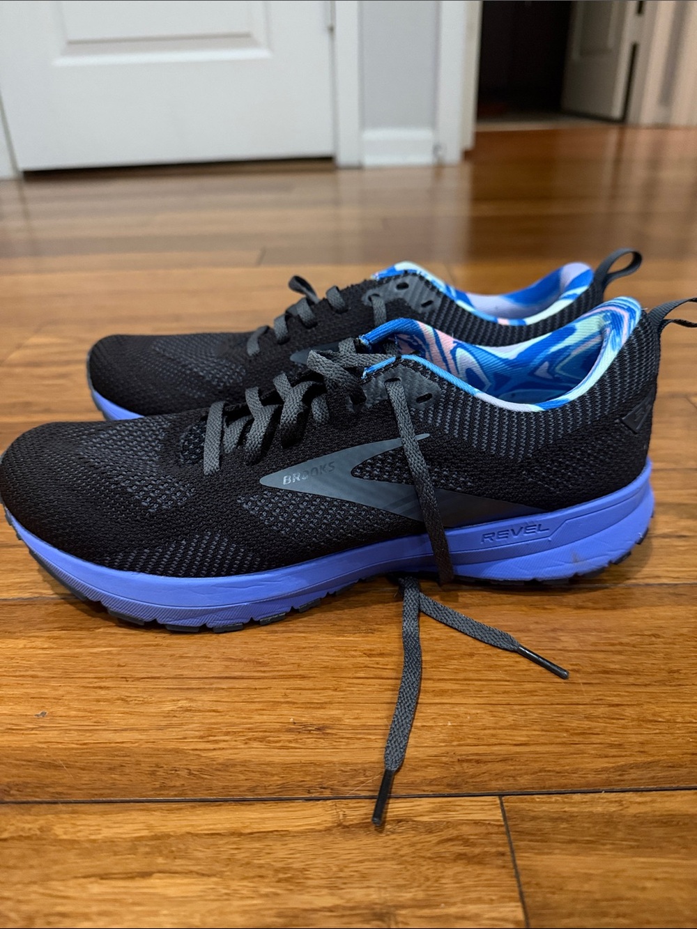 Brooks Revel Men’s Running Shoes — Black with Blue Midsole size 9 D